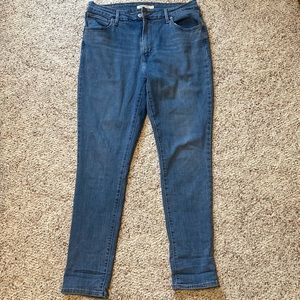 LIKE NEW! Great quality pair of womens Levi’s